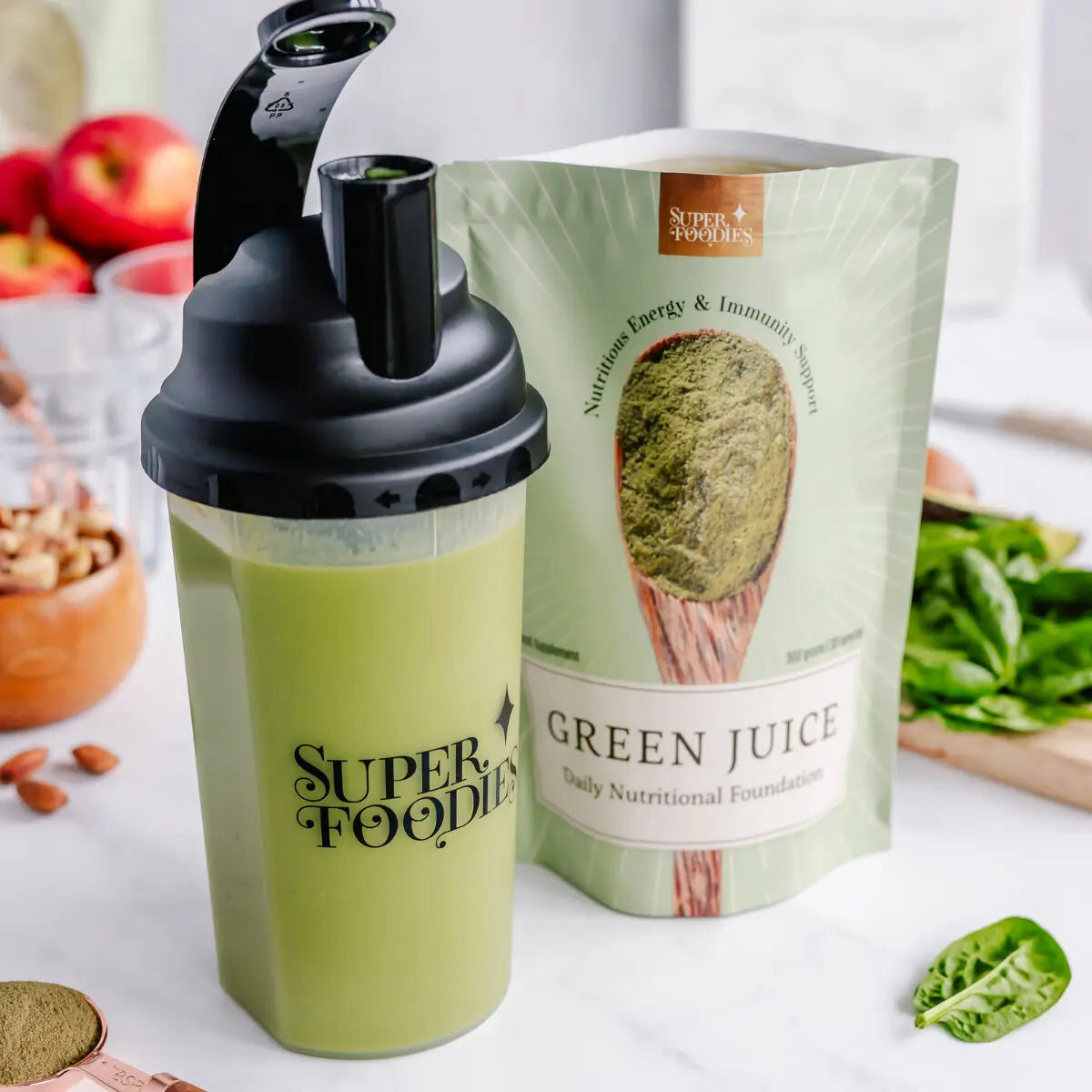 Green Juice met shaker en een glas groene drank